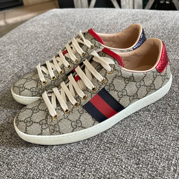 Gucci Women's Ace GG Supreme
Sneaker - Picture 3 of 8